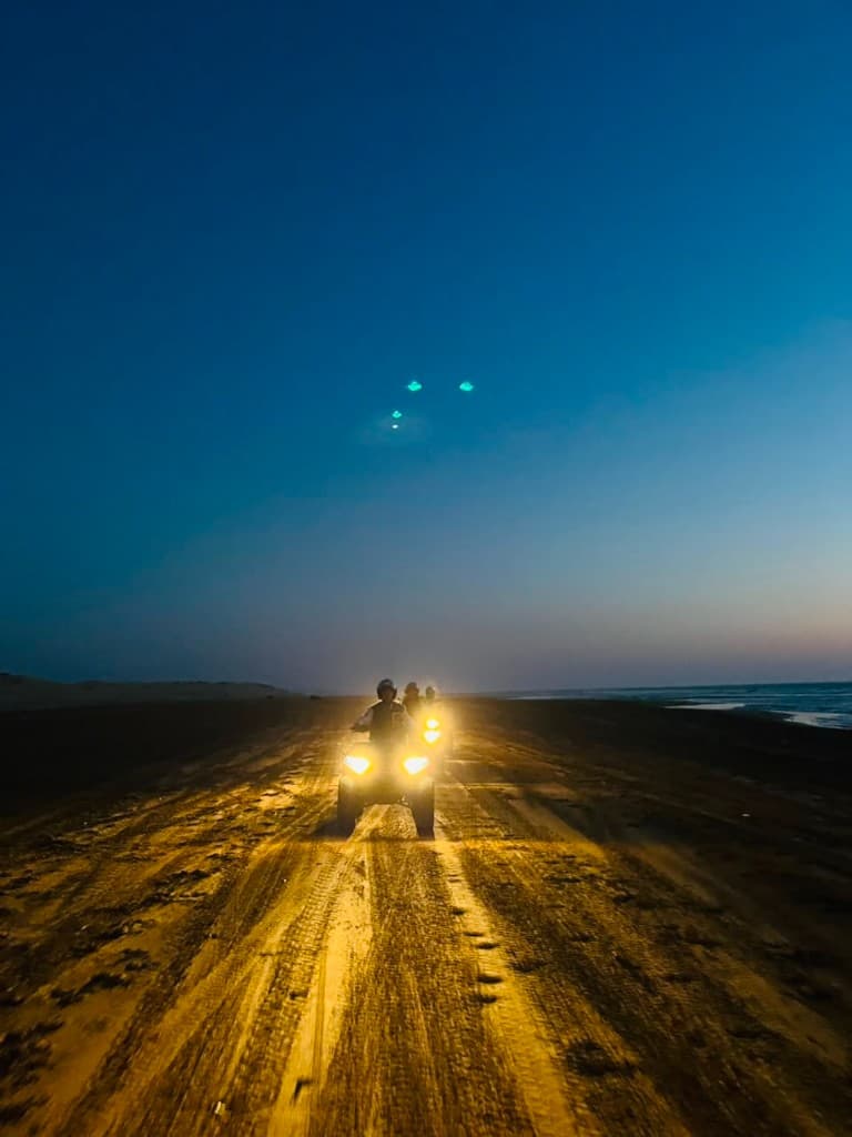 Excursion quad en golden hour sur une piste rocailleuse près d'Essaouira