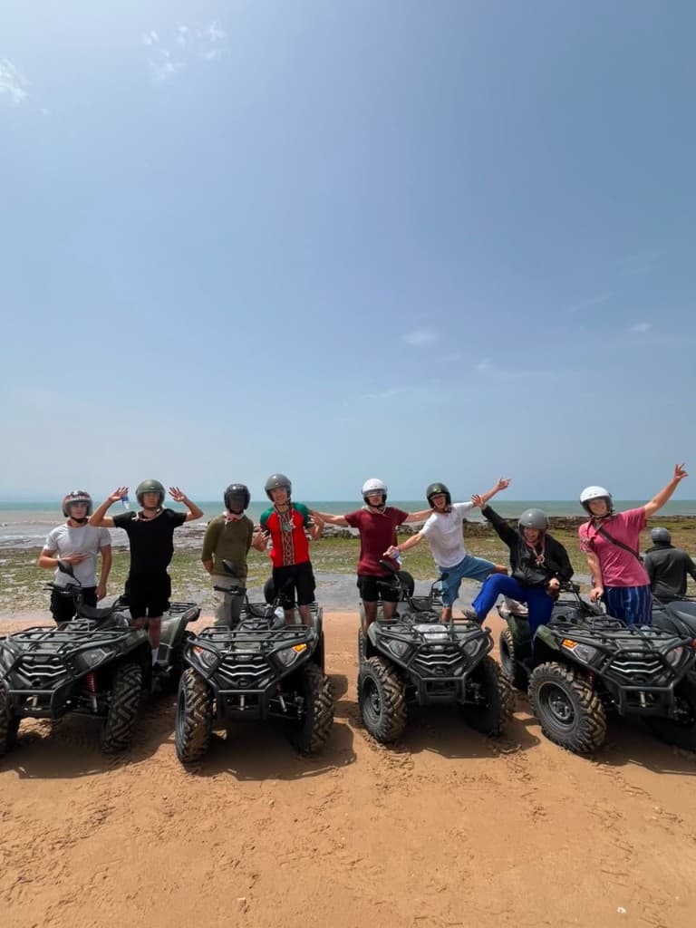 Groupe de quads en excursion guidée sur la plage d'Essaouira