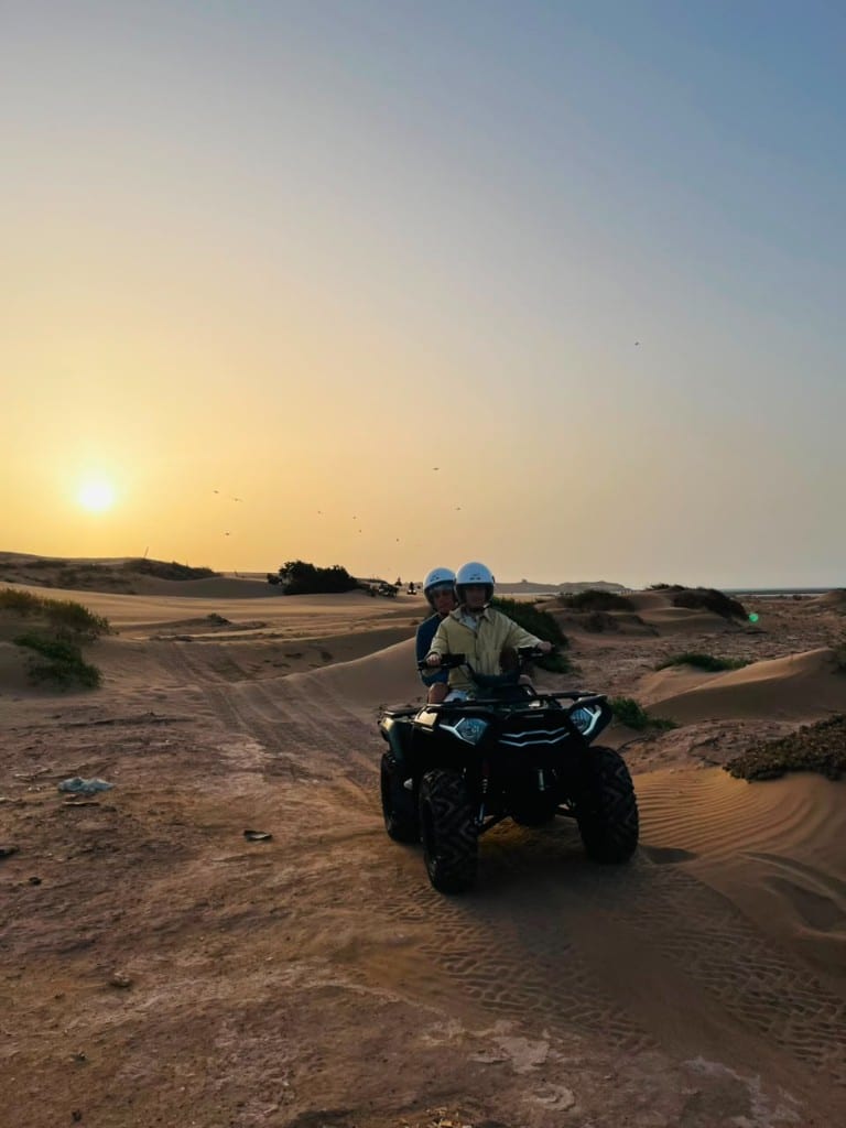 Deux quads sur les dunes de sable près d'Essaouira sous un ciel bleu