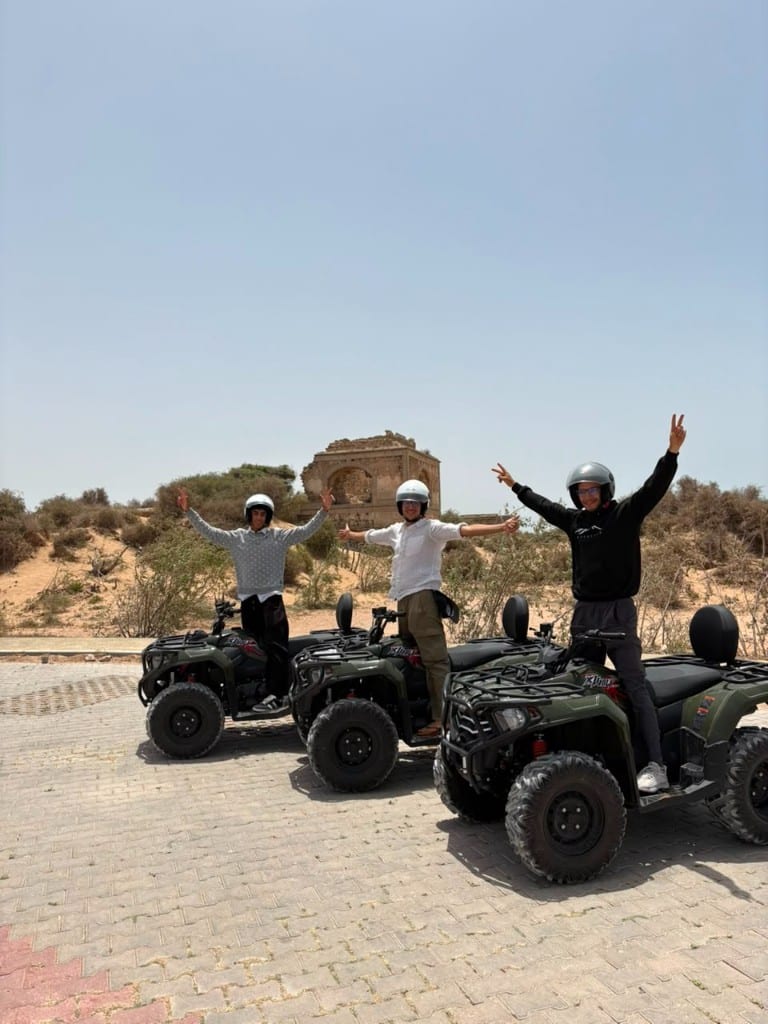 Groupe de quads sur une piste sablonneuse dans les dunes d'Essaouira
