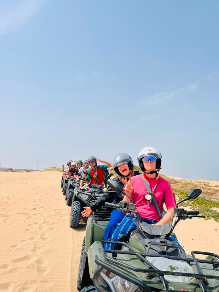 Trois quads en excursion dans la forêt près d'Essaouira