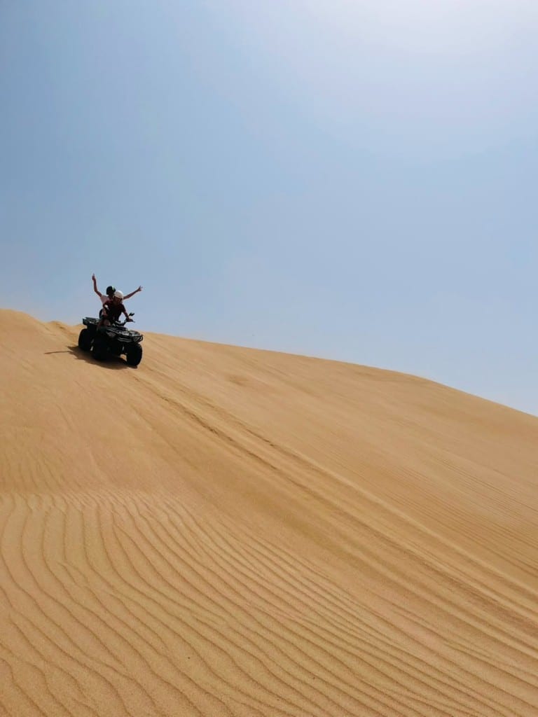 Excursion quad en groupe dans les dunes de l'arrière-pays essaourien