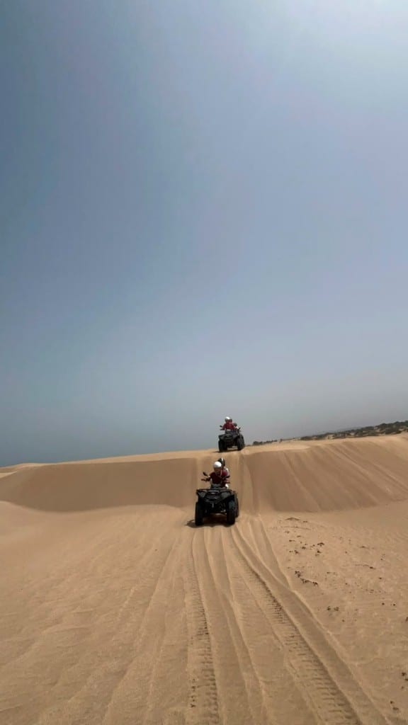 Quad de nuit sur la plage avec phares allumés à Essaouira