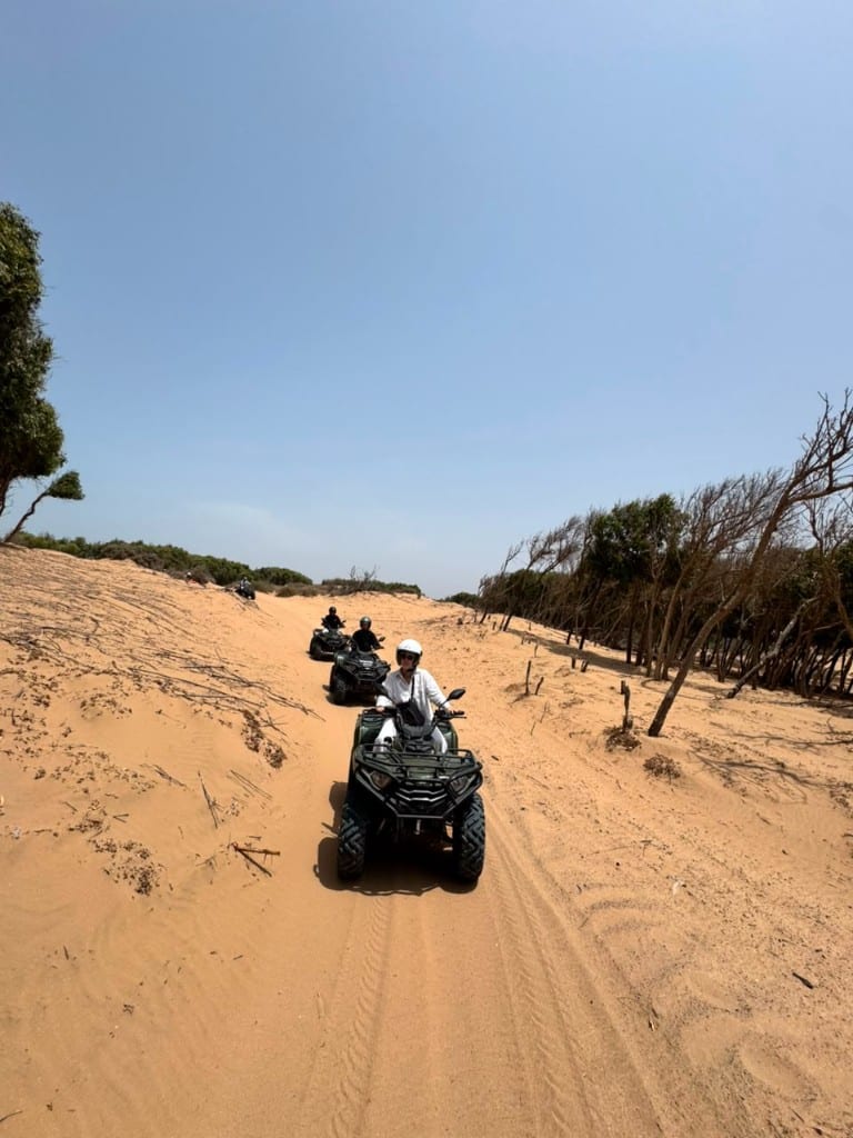 Convoi de quads sur les dunes et pistes sablonneuses près d'Essaouira