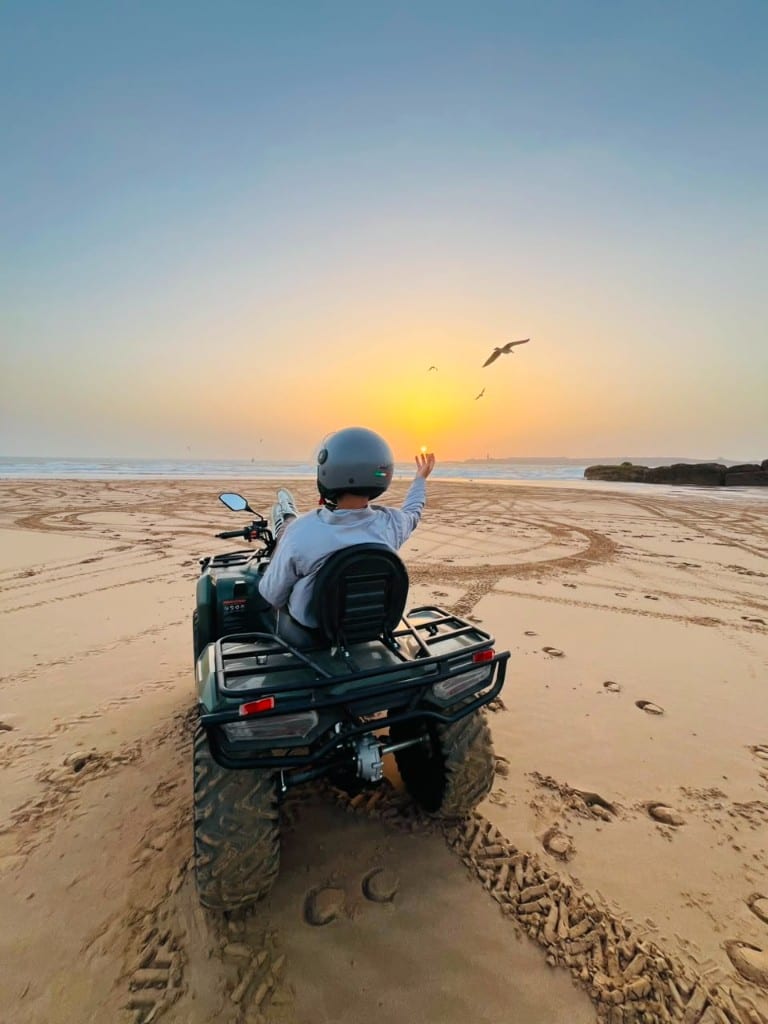 Convoi de quads de nuit le long de l'océan Atlantique à Essaouira