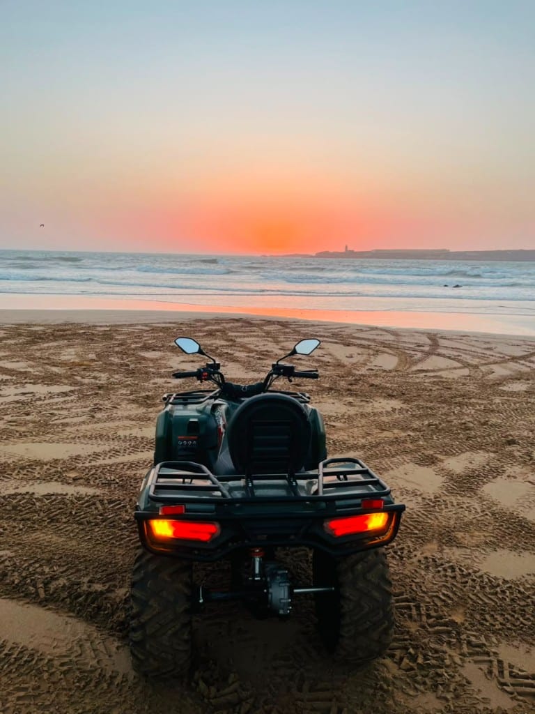 Cliente souriante sur un quad sur la plage d'Essaouira
