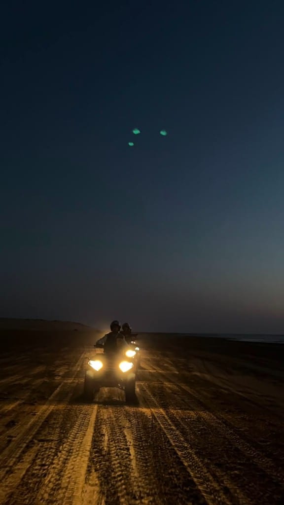 Vue depuis un quad au coucher du soleil avec cavaliers sur la plage