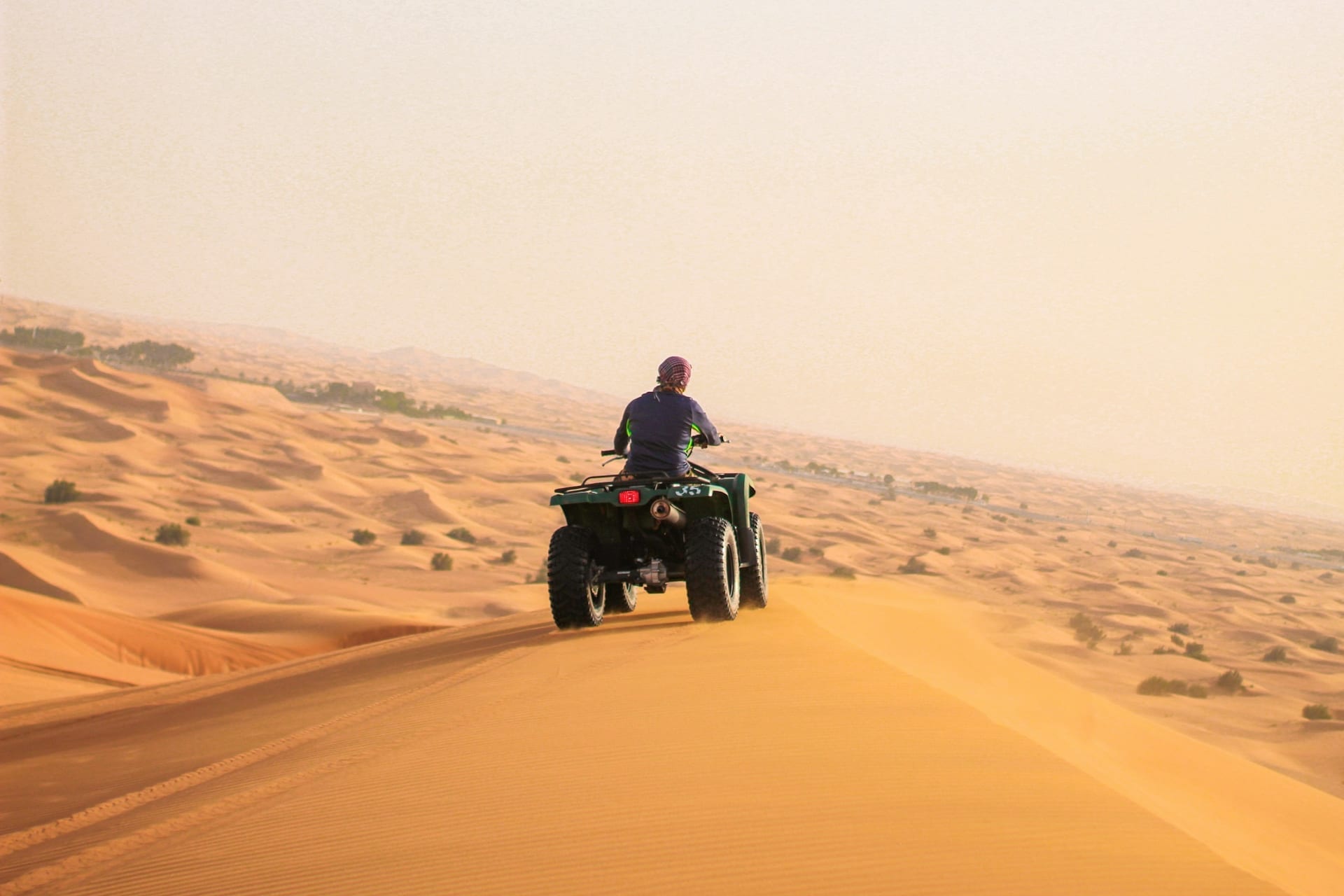 Pilote de quad sur les dunes dorées près d'Essaouira — contactez-nous pour réserver