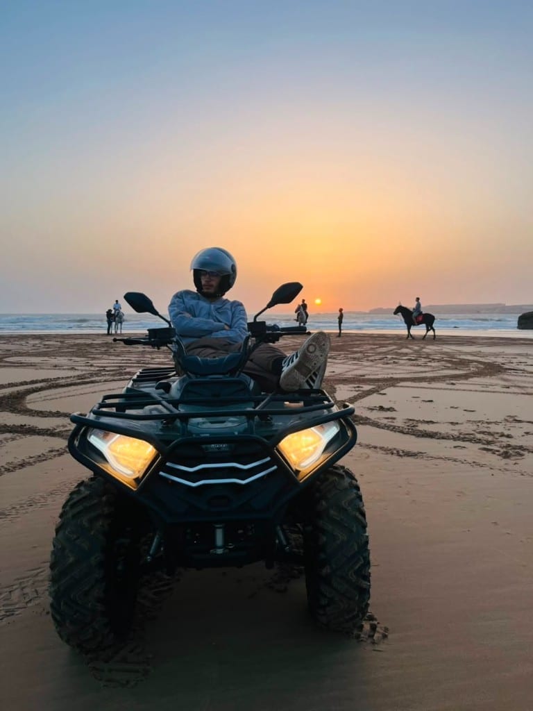 Client sur un quad au coucher du soleil sur la plage d'Essaouira