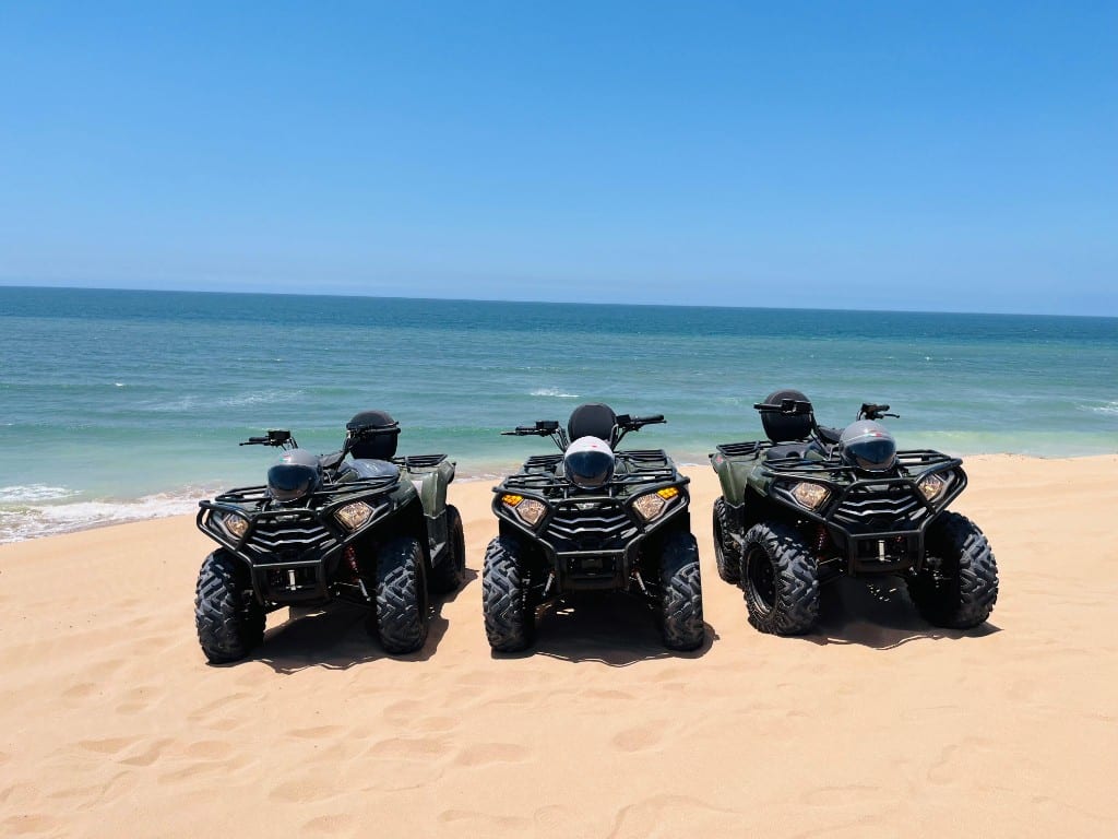 Équipe de guides professionnels Essaouira Quad Tours sur la plage d'Essaouira